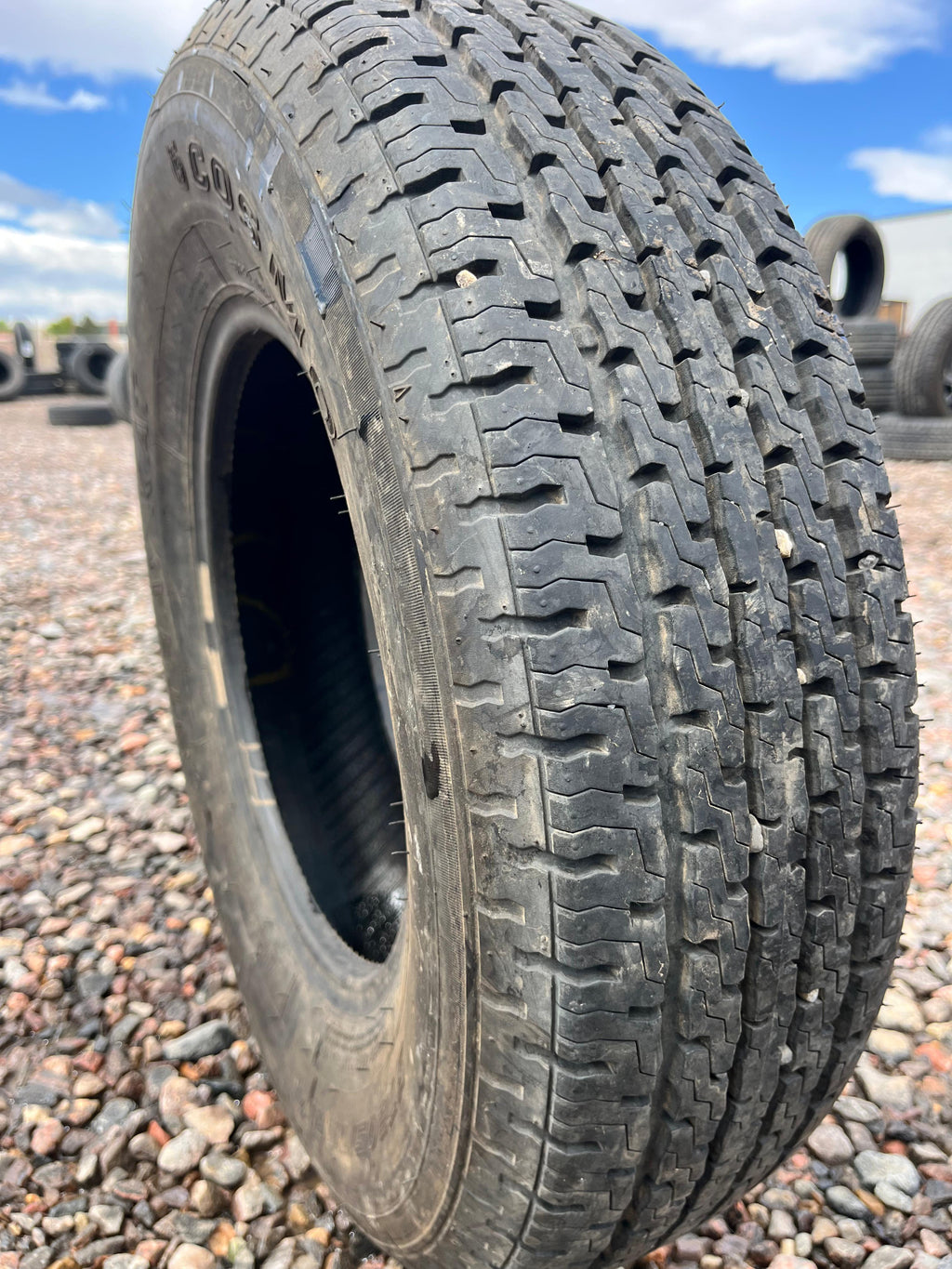 ST205/75R14 Single (1 Used Tire) Cosmo Stray Kat