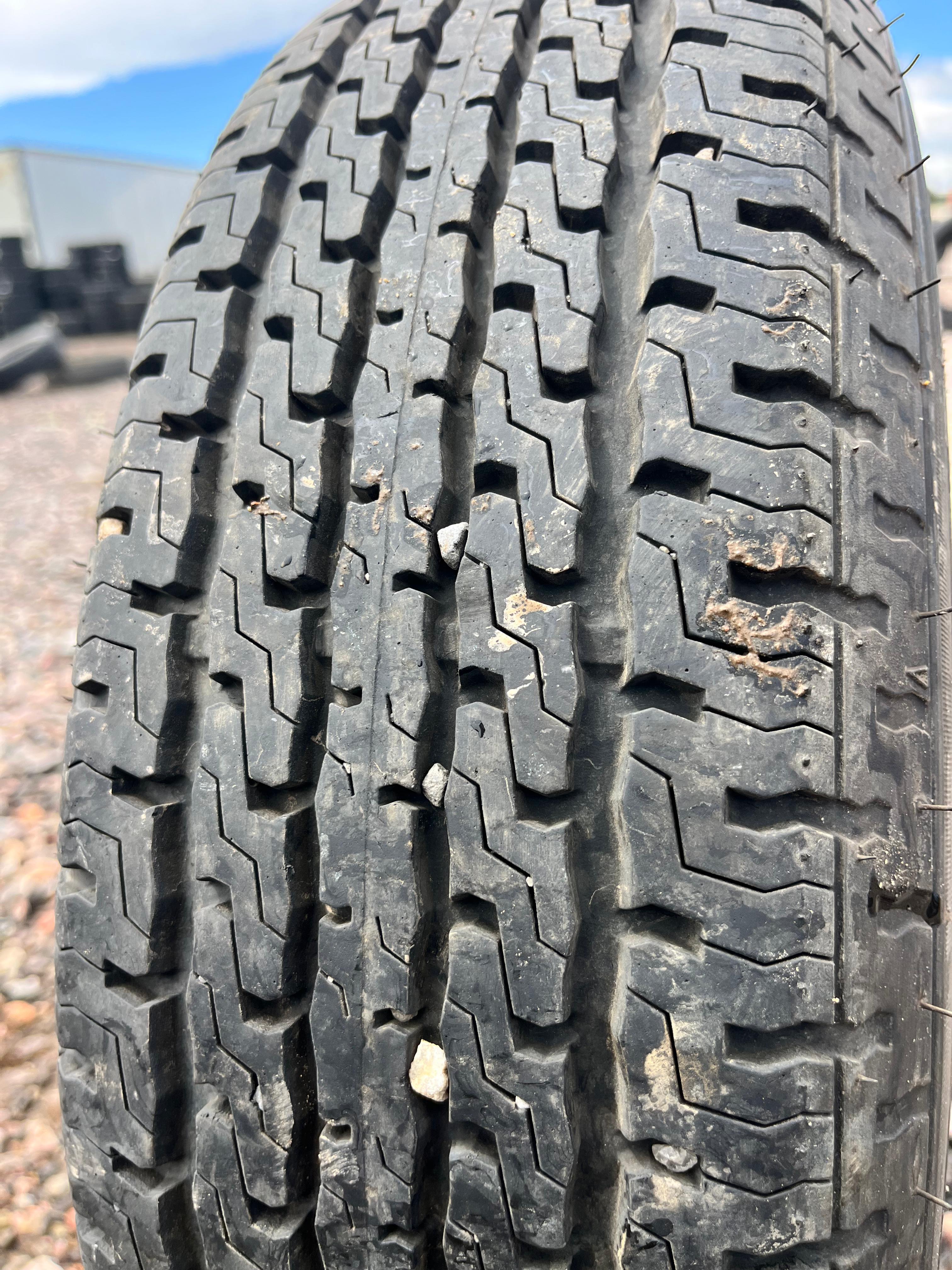 ST205/75R14 Single (1 Used Tire) Cosmo Stray Kat