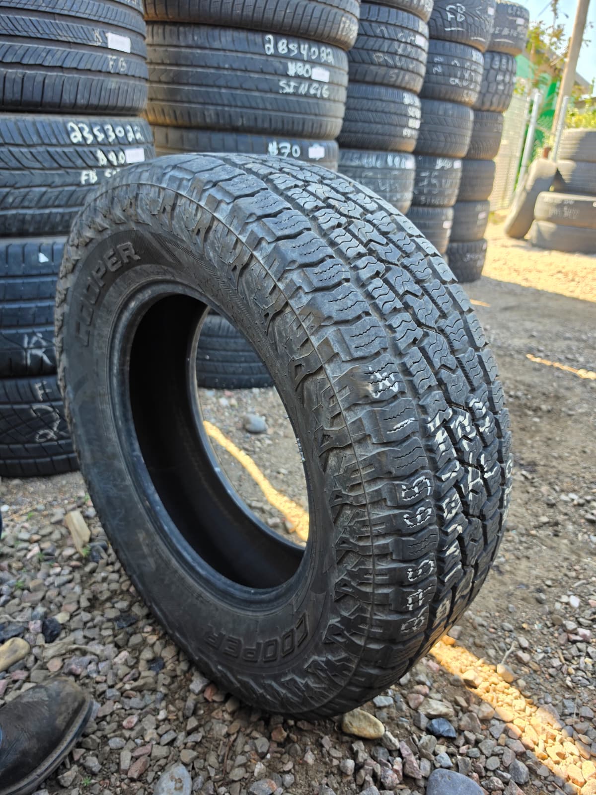 275/65R18 Single (1 Used Tire) Cooper Discoverer Road + Trail
