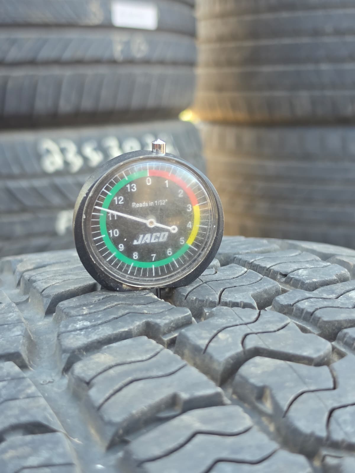 275/65R18 Single (1 Used Tire) Cooper Discoverer Road + Trail