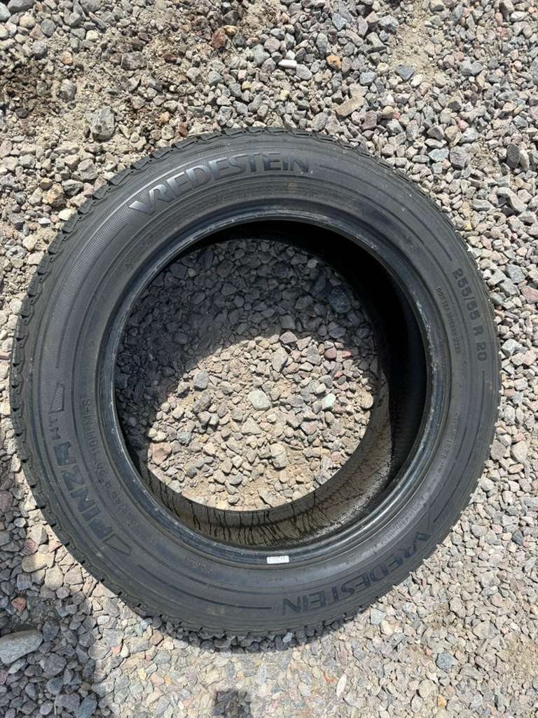 255/55R20 Single (1 Used Tire) Vredstein Pinza