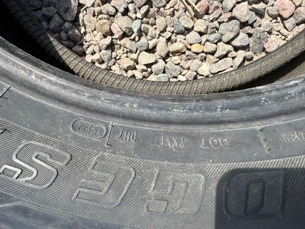 275/55R20 Single (1 Used Tire) Bridgestone Dueler Alena’s