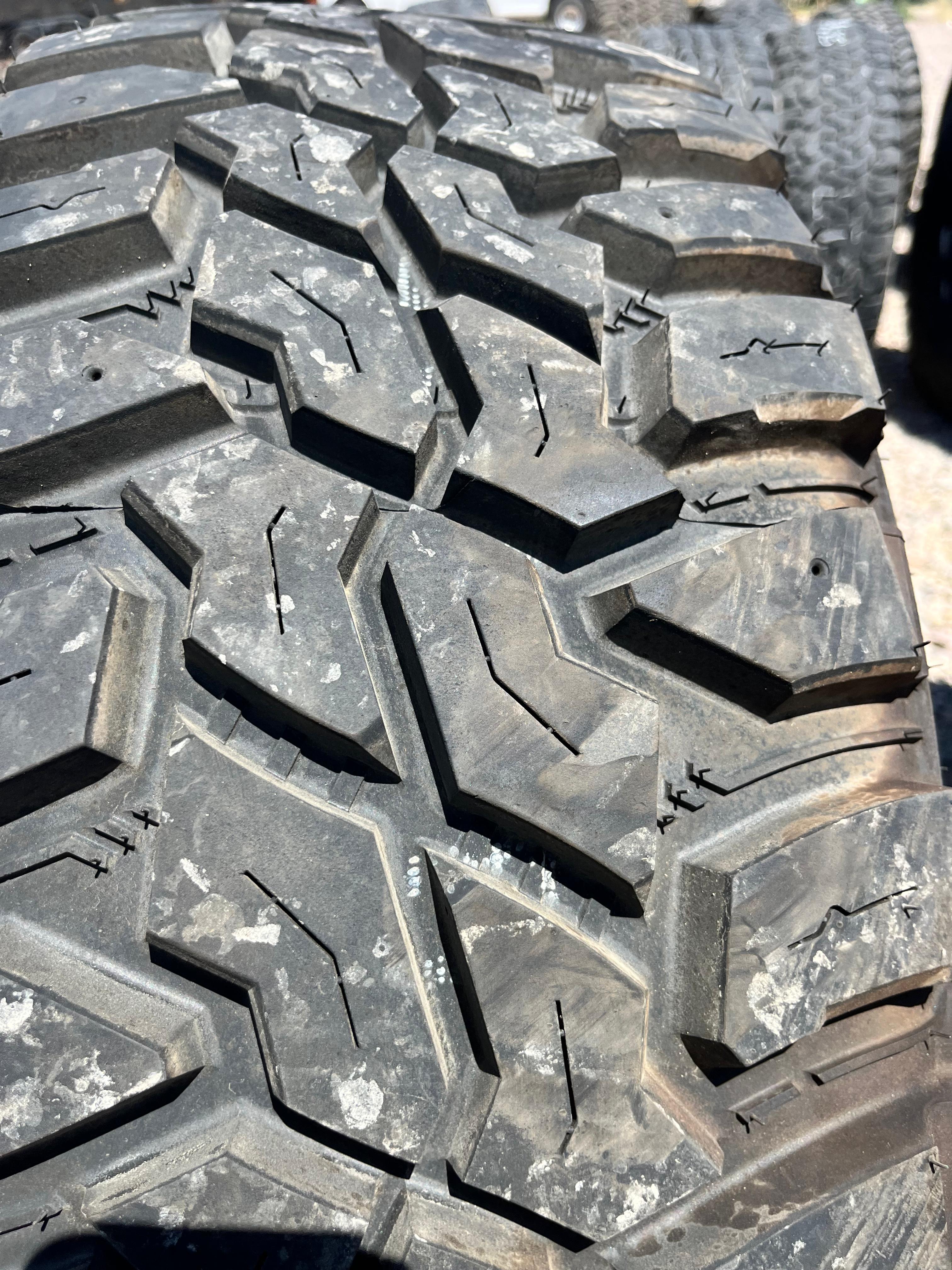 LT295/70R18 Single (1 Used Tire) Mastercraft Courser MXT