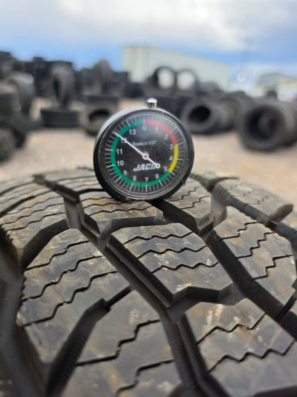 265/70R18 Single (1 Used Tire) Cooper Discoverer