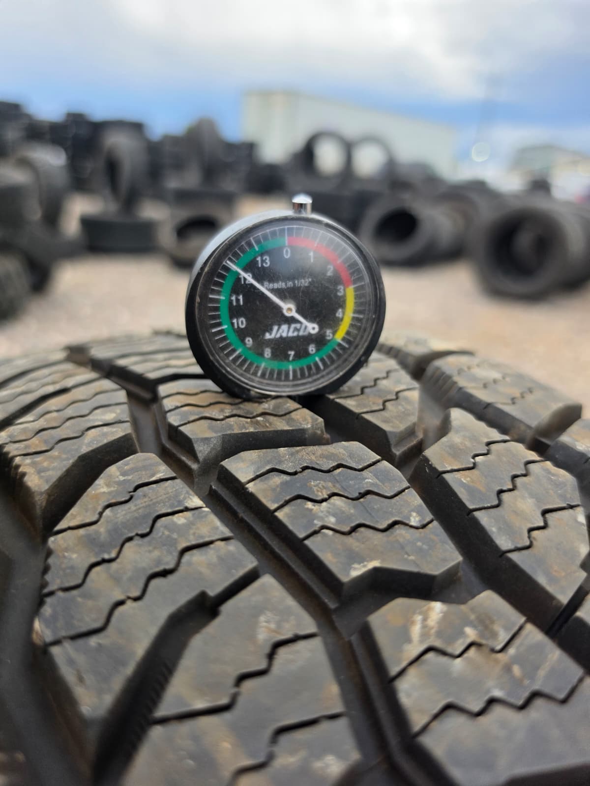 265/70R18 Single (1 Used Tire) Cooper Discoverer