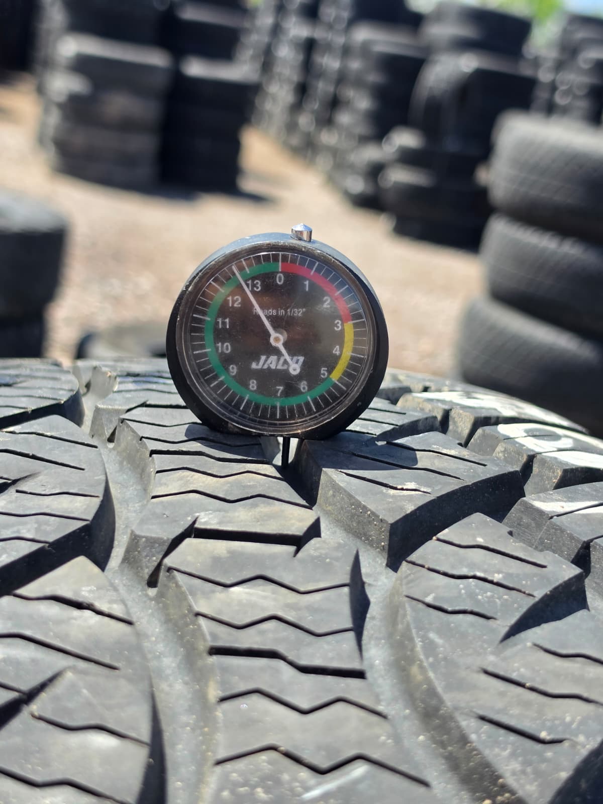 LT305/70R17 Single (1 Used Tire) Evolux Rotator