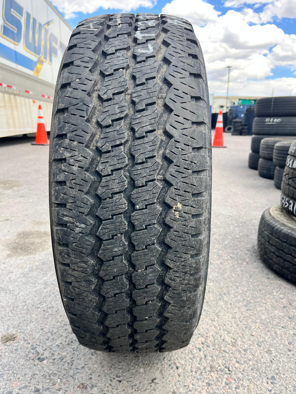 LT275/70ZR18 Single (1 Used Tires) Bridgestone Dueler