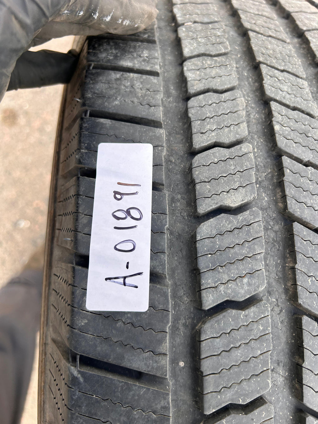 LT275/65R18 Single (1 Used Tire) Michelin Defender LTX M/S