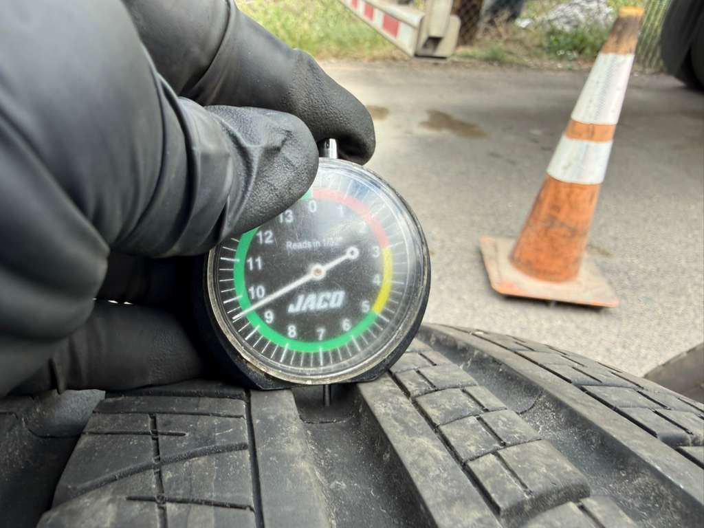 285/40R21 Single (1 Used Tires) Pirelli Scorpian Verde