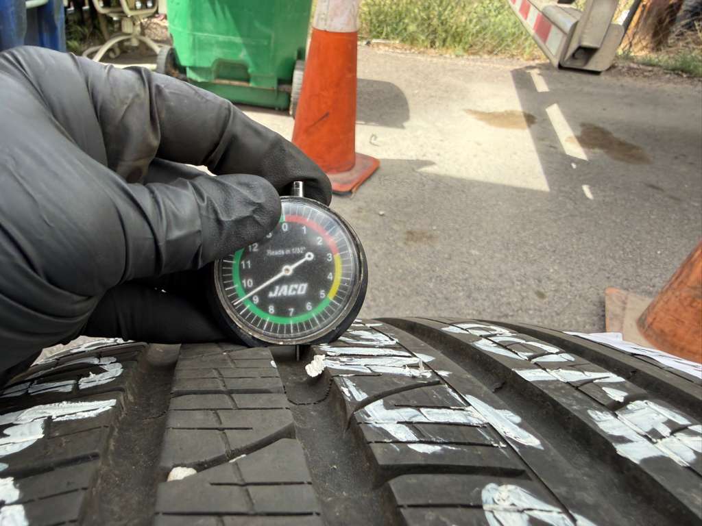 275/40R21 Single (1 Used Tires) Pirelli Scorpian Verde