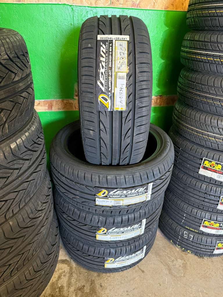 235/40R18 Set (4 Brand New Tires) Lexani LX UHP-207