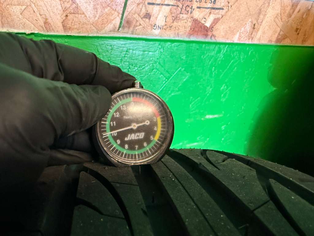 235/40R18 Set (4 Brand New Tires) Lexani LX UHP-207