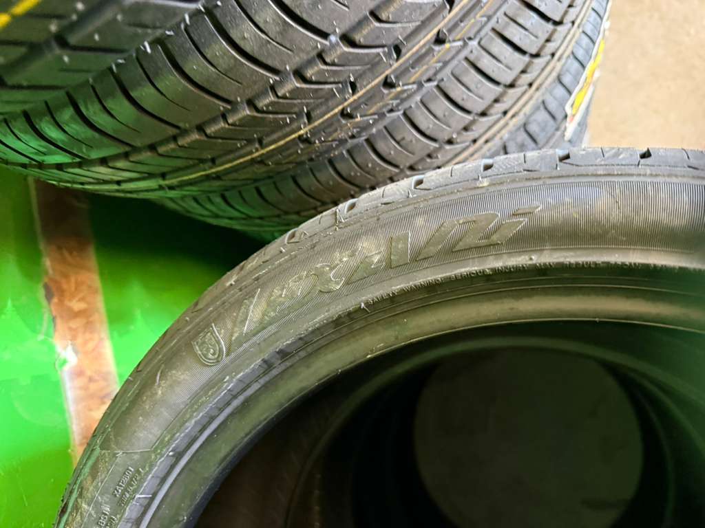 235/40R18 Set (4 Brand New Tires) Lexani LX UHP-207