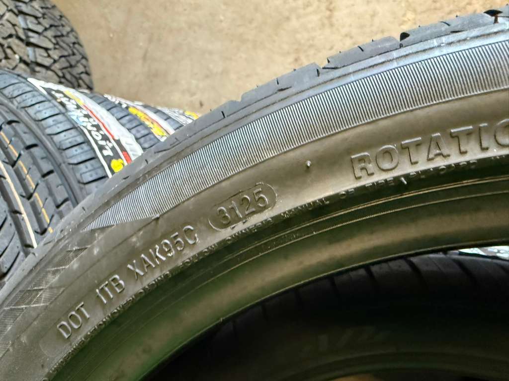 235/40R18 Set (4 Brand New Tires) Lexani LX UHP-207