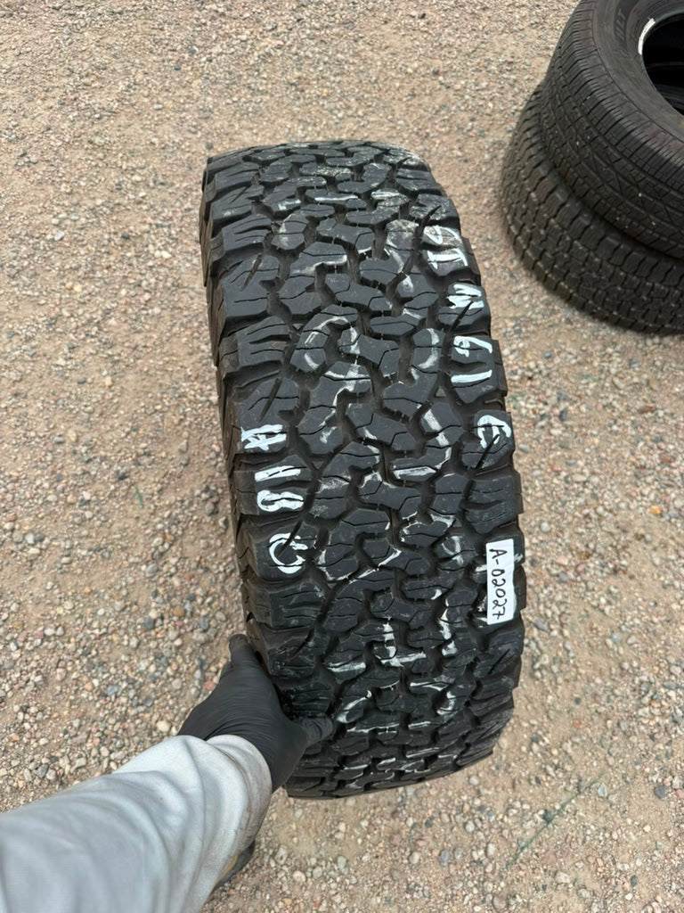 LT275/70R18 Single (1 Used Tire) Bfgoodrich All Terrain KO2