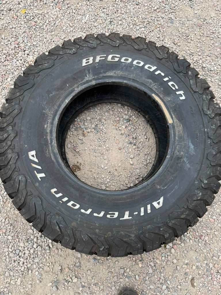 LT35x12.50R17  Single (1 Used Tire) Bfgoodrich All Terrain T/A KO2