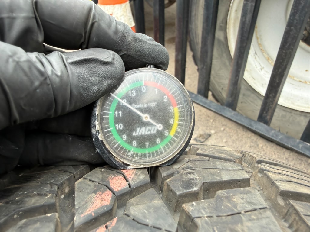 235/65R17 Single (1 Like New Tire) Mastercraft Courser Trail