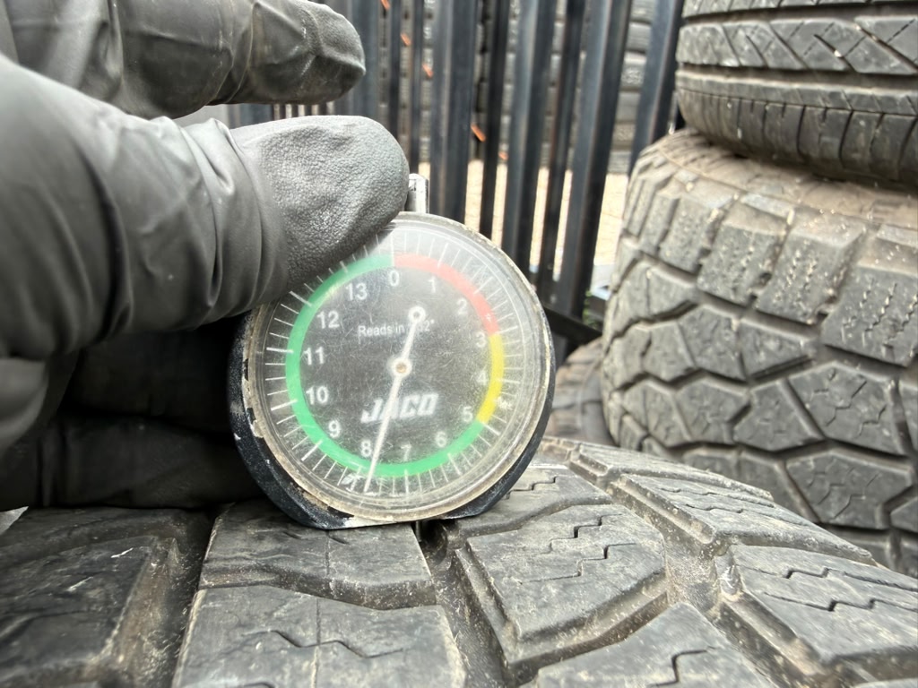 235/65R17 Single (1 Used Tire) Cooper Discoverer AT3 45