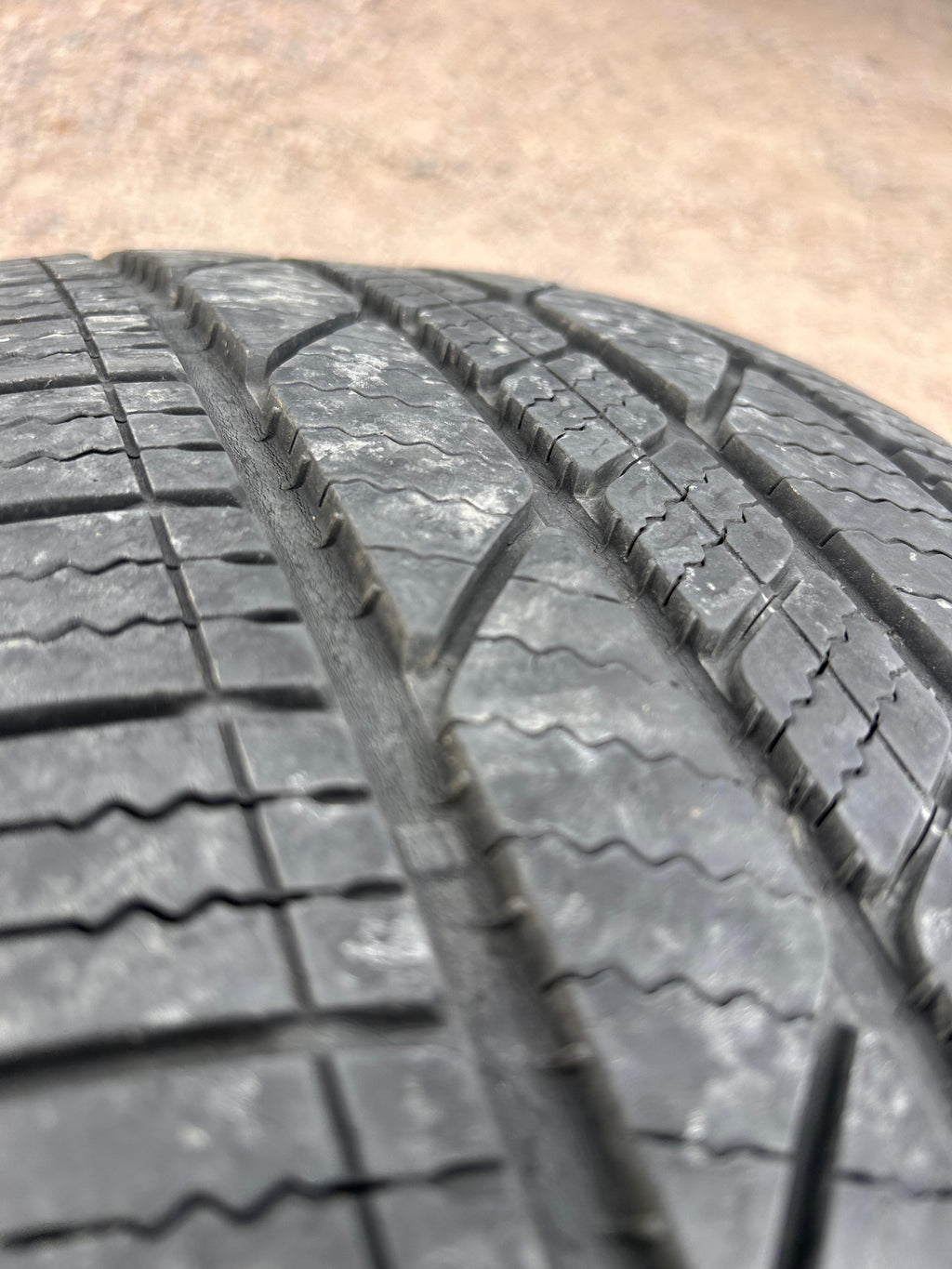 265/65R18 Single (1 Used Tire) Bridgestone Dueler LX