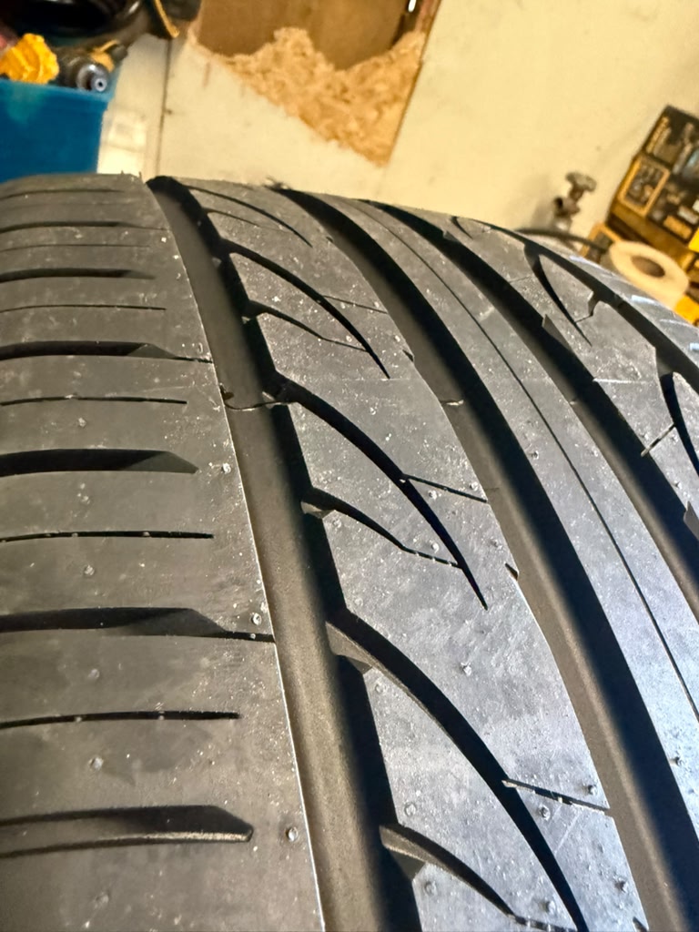255/35R18 Pair (2 Brand New Tires) Lionhart LH-503