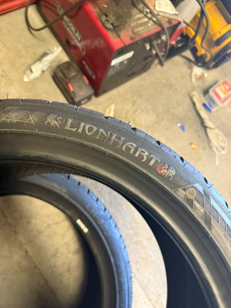 255/35R18 Pair (2 Brand New Tires) Lionhart LH-503