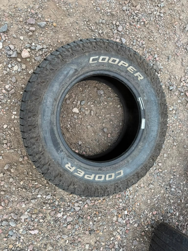265/65R17 Single (1 Used Tire) Cooper Discoverer Road Trail AT