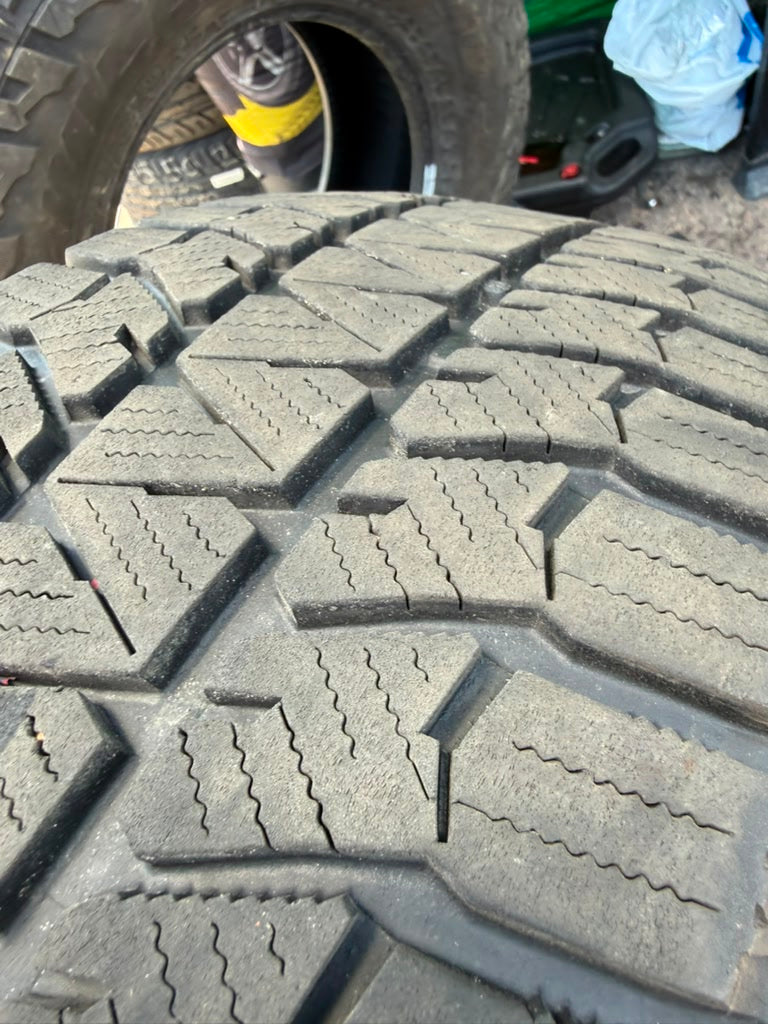 235/40R18 (3 Used Tires) Bridgestone Blizzak WS90 (Studless)