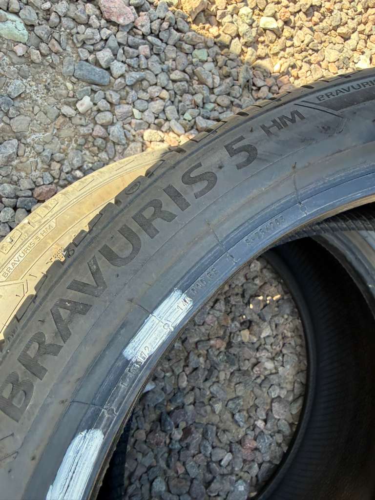 205/40R17  Pair (2 Like New) Barum Bravuris5