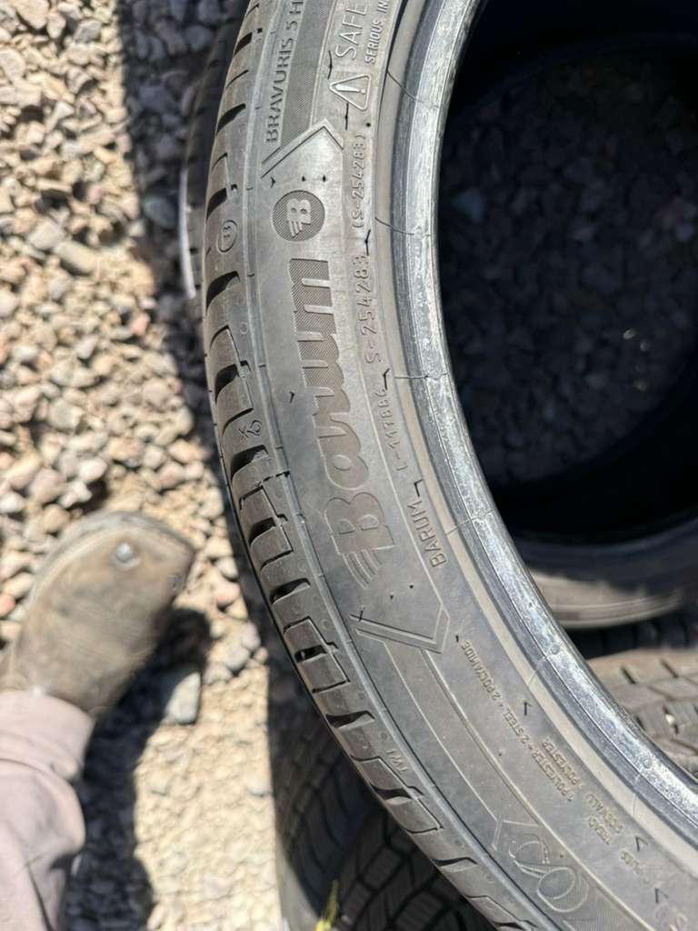 205/40R17  Pair (2 Like New) Barum Bravuris5