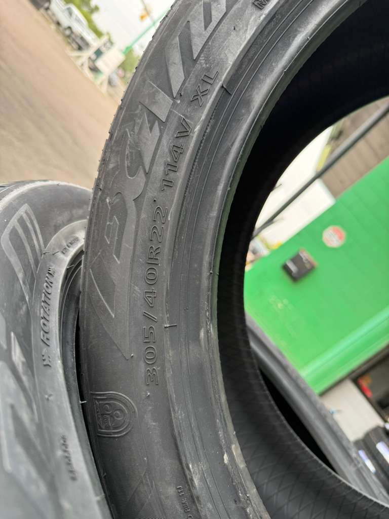 305/40R22 Set (4 Brand New Tires!!) Lexani LX Thirty