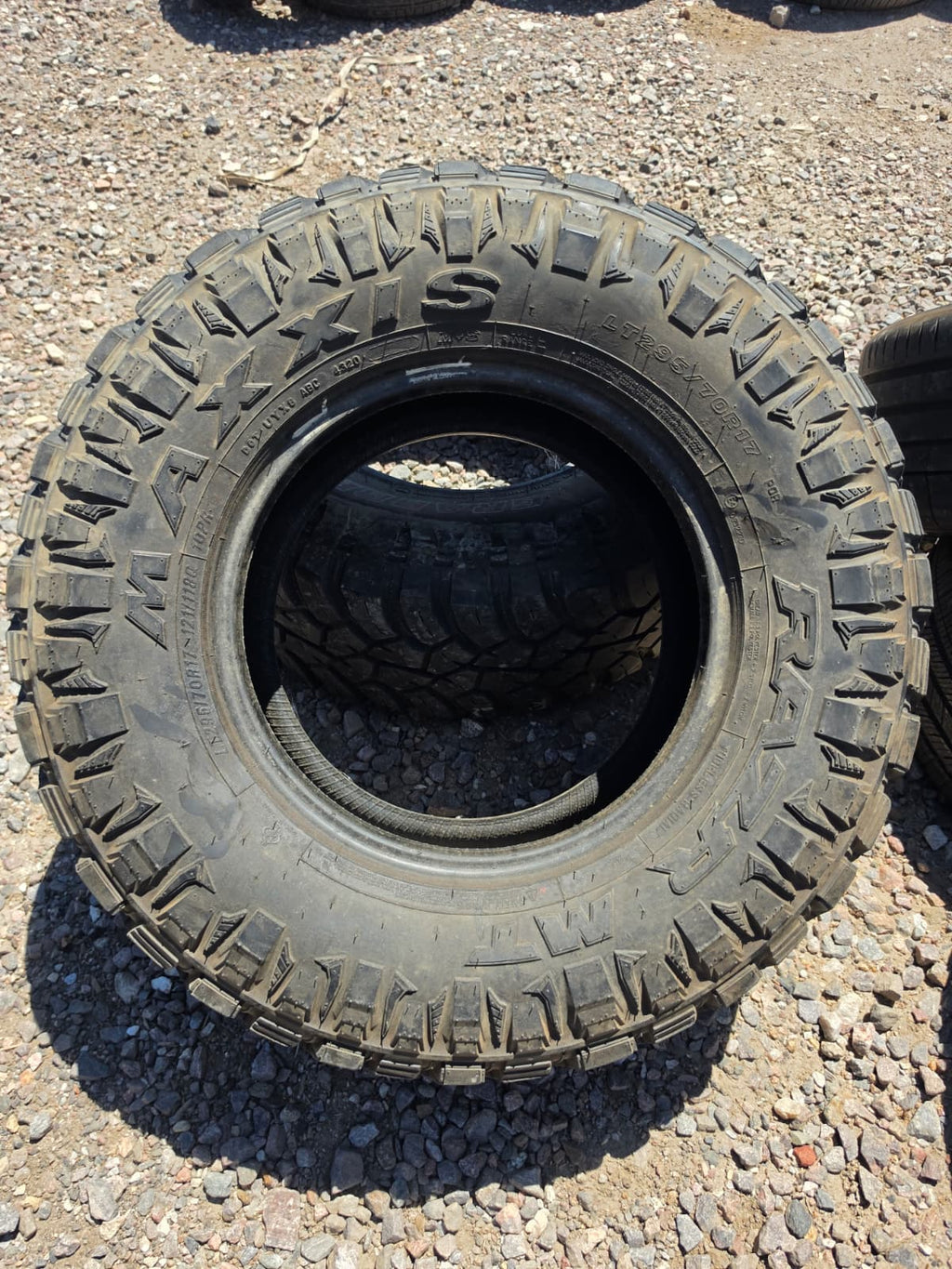 LT295/70R17 Single (1 Used Tire) Maxxis Razr