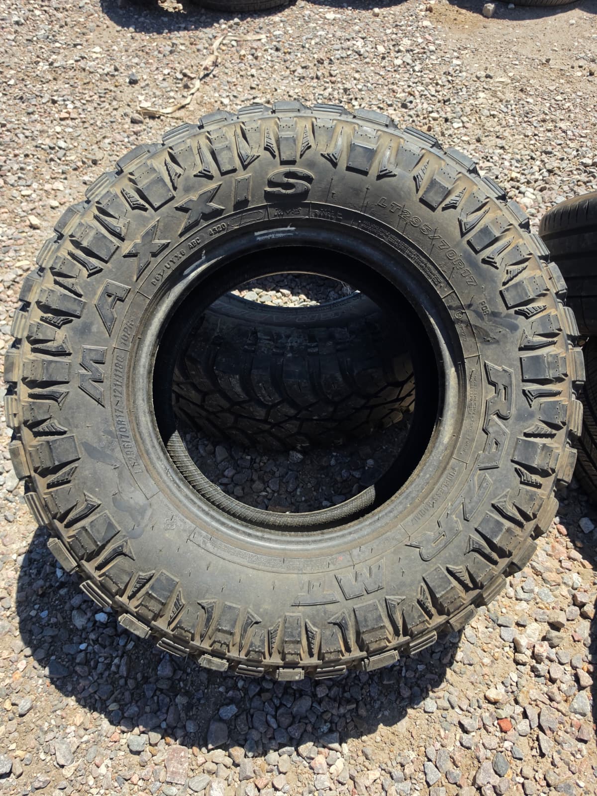 LT295/70R17 Single (1 Used Tire) Maxxis Razr