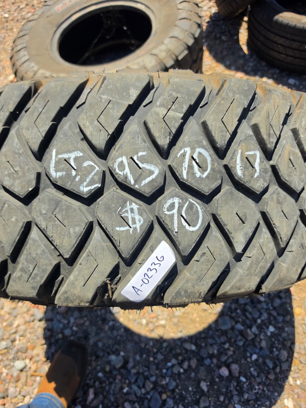 LT295/70R17 Single (1 Used Tire) Maxxis Razr