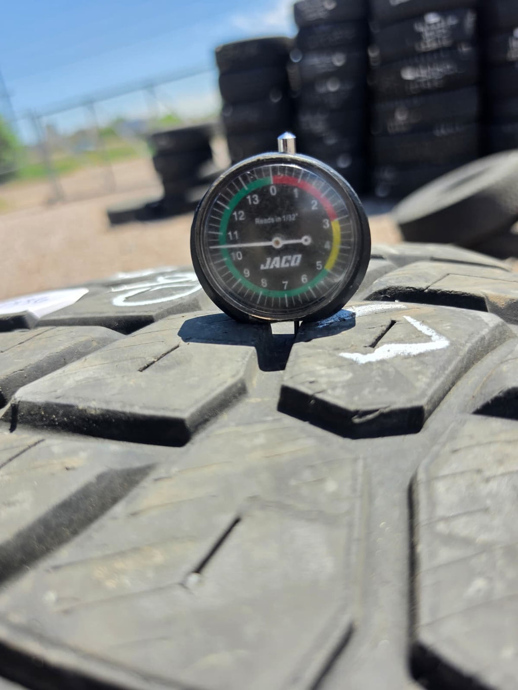 LT295/70R17 Single (1 Used Tire) Maxxis Razr