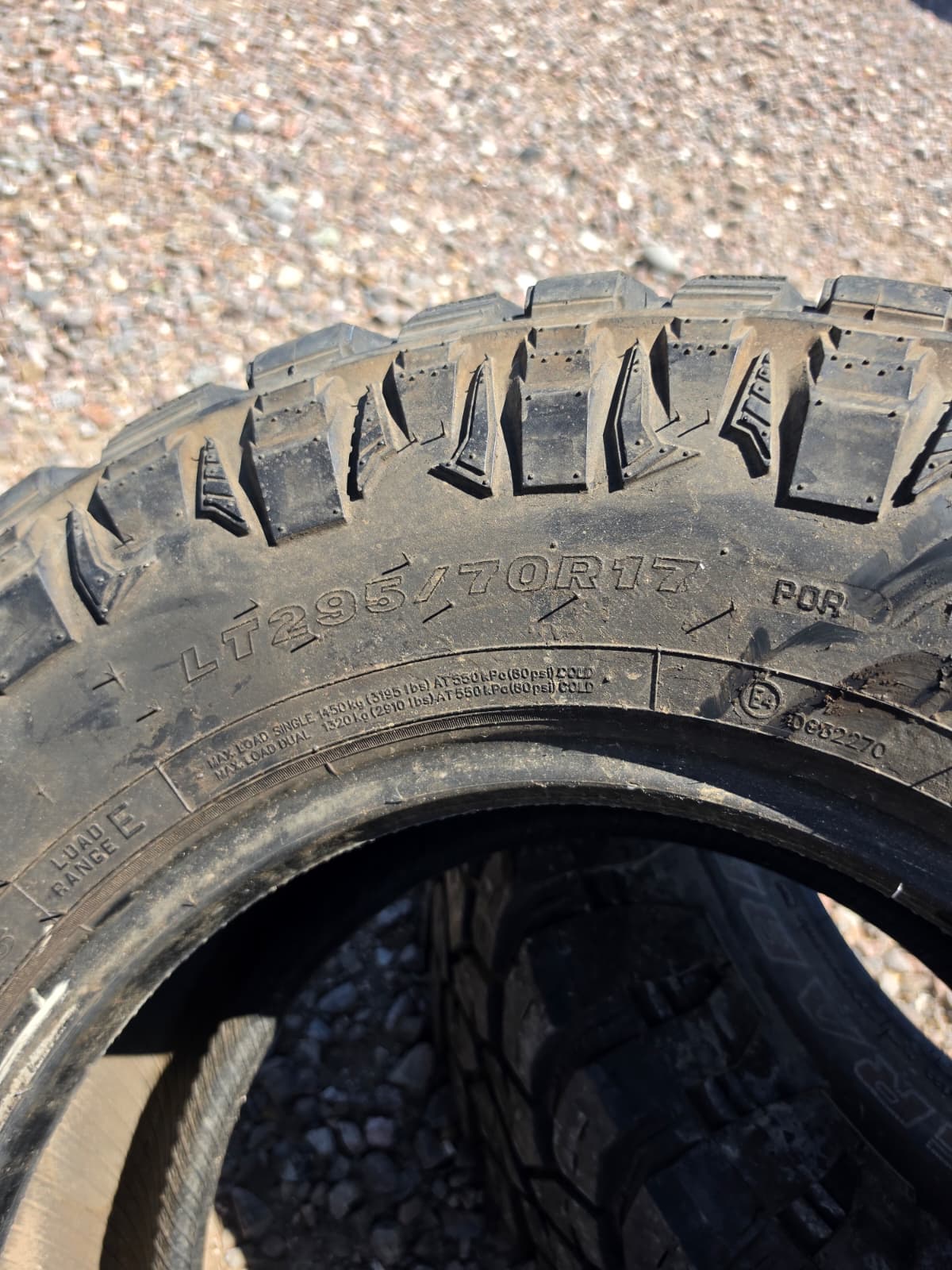 LT295/70R17 Single (1 Used Tire) Maxxis Razr
