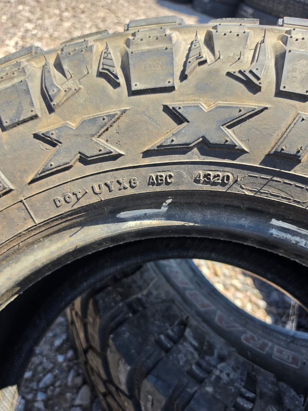 LT295/70R17 Single (1 Used Tire) Maxxis Razr