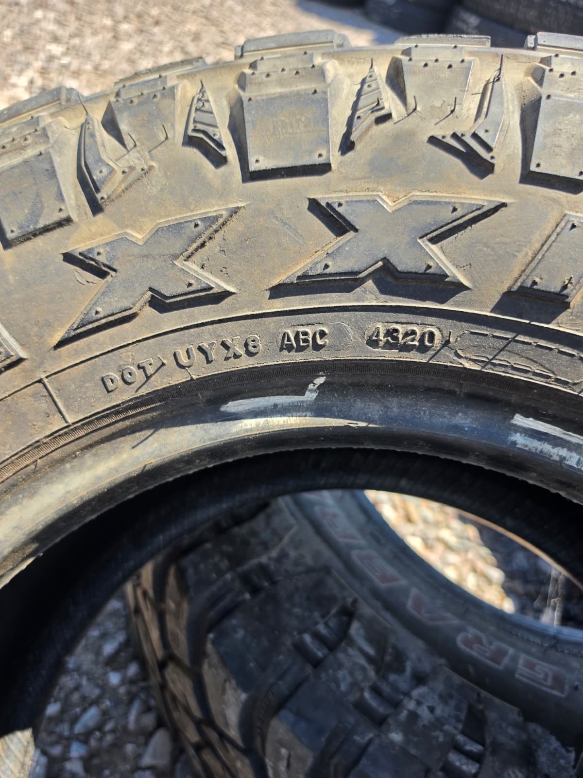 LT295/70R17 Single (1 Used Tire) Maxxis Razr