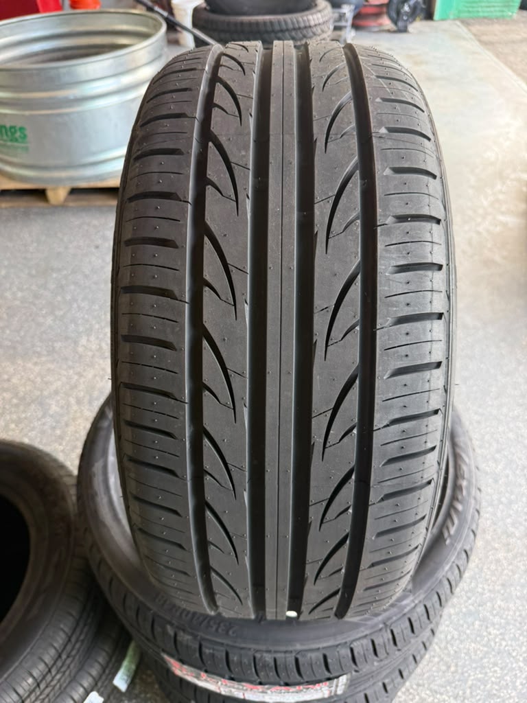 235/40R18 Set (4 Brand New Tires!!) Lexani LXUHP 207