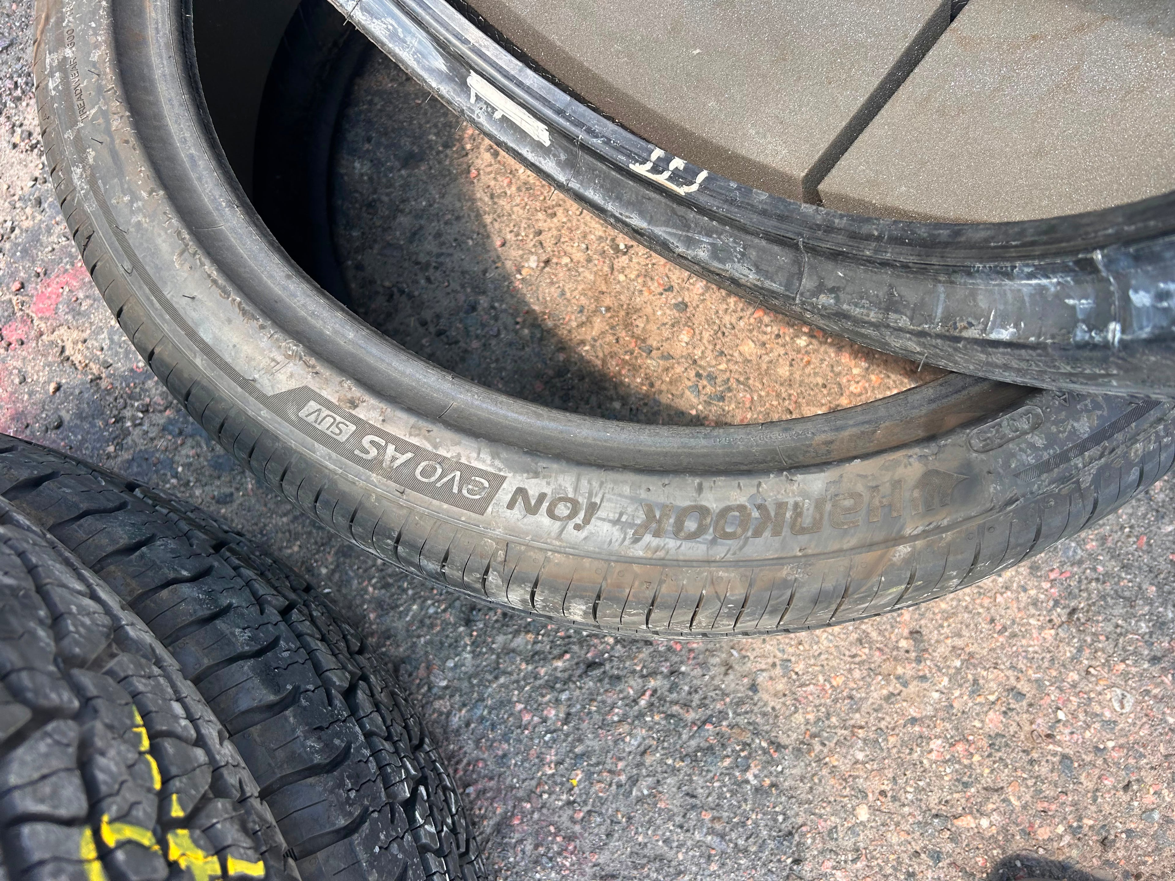 275/35R21 Pair (2 Like New Tires!!) Hankook ion Evo AS SUV